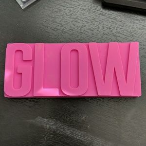 Glamglow hyaluronic acid infused glow palette